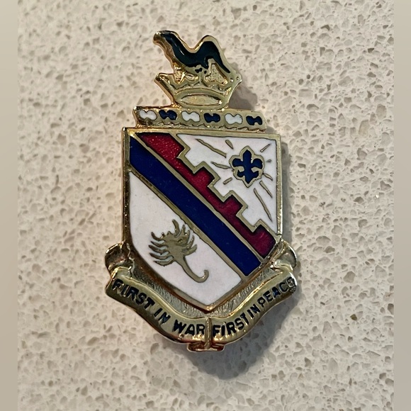 Vintage US Army Pin First In War First In Peace - Picture 2 of 5
